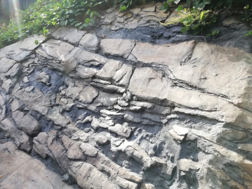 観察広場　恐竜化石が発掘された地層のレプリカ