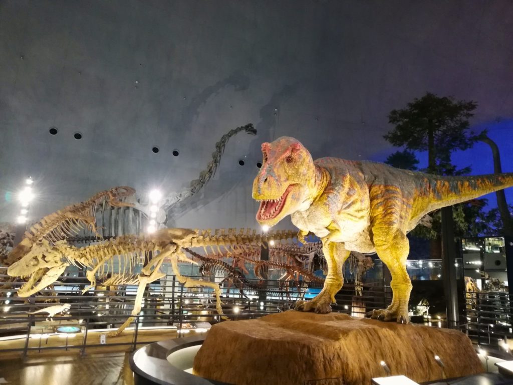 タルボサウルスと同じポーズのティラノサウルス