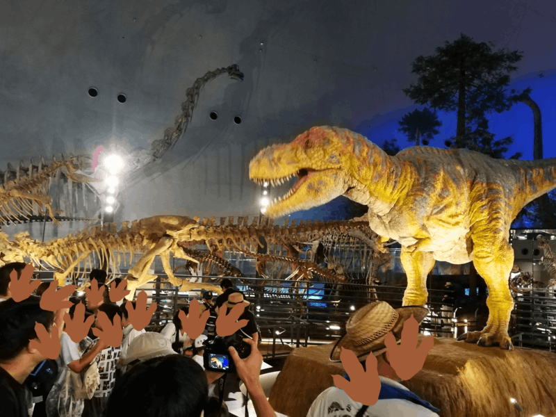 福井県立恐竜博物館　混雑するティラノロボット