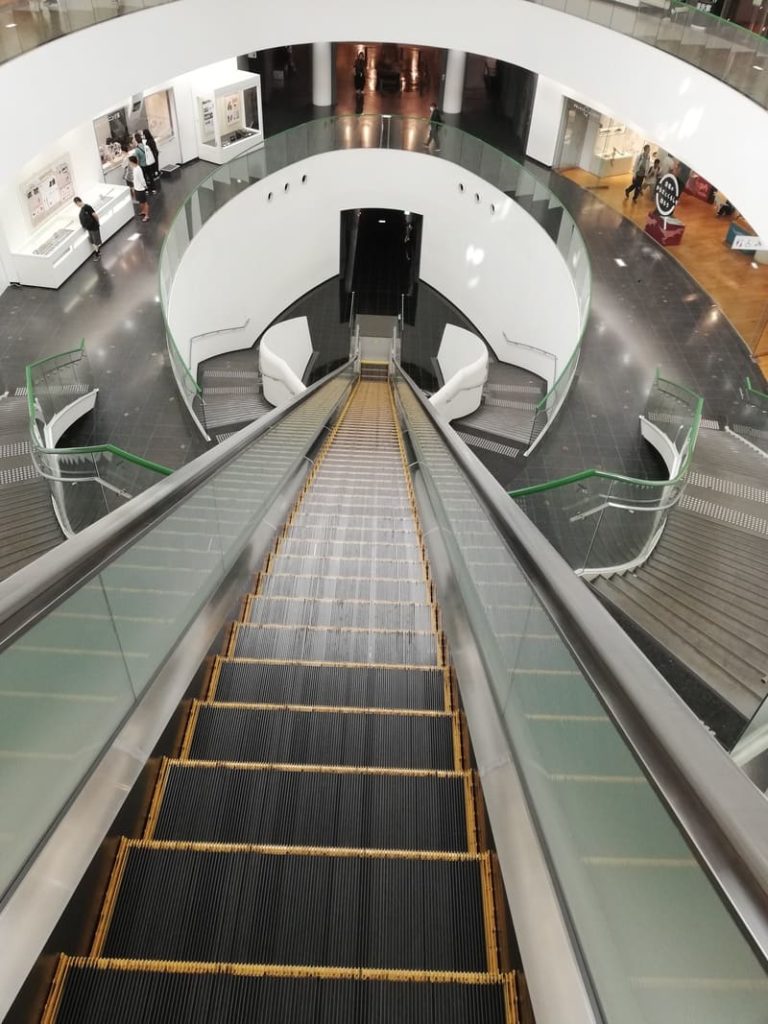 福井県立恐竜博物館　エスカレーター