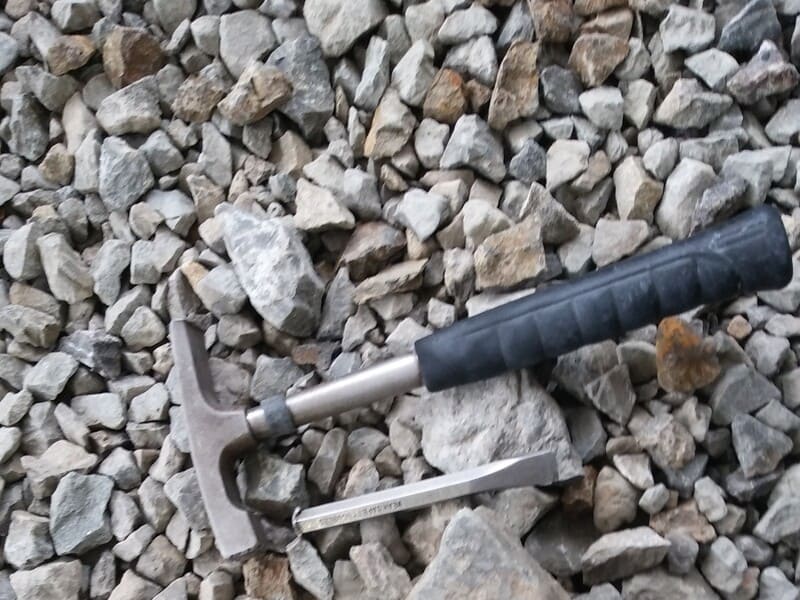 どきどき恐竜発掘ランドの石とハンマー、たがね