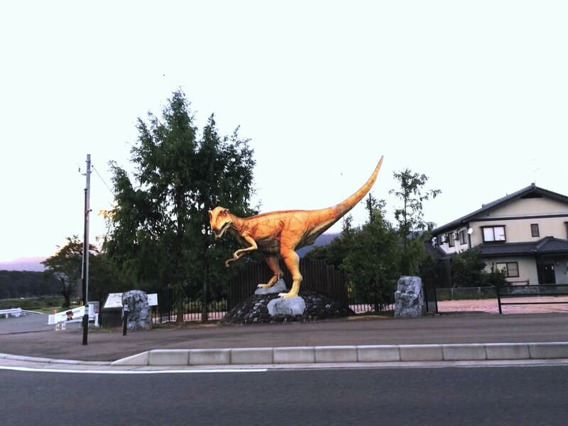 バスの車窓から見えるフクイラプトルのモニュメント