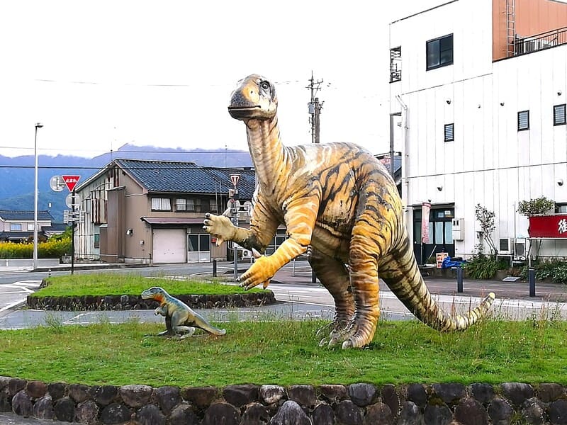 勝山駅のフクイサウルス親子