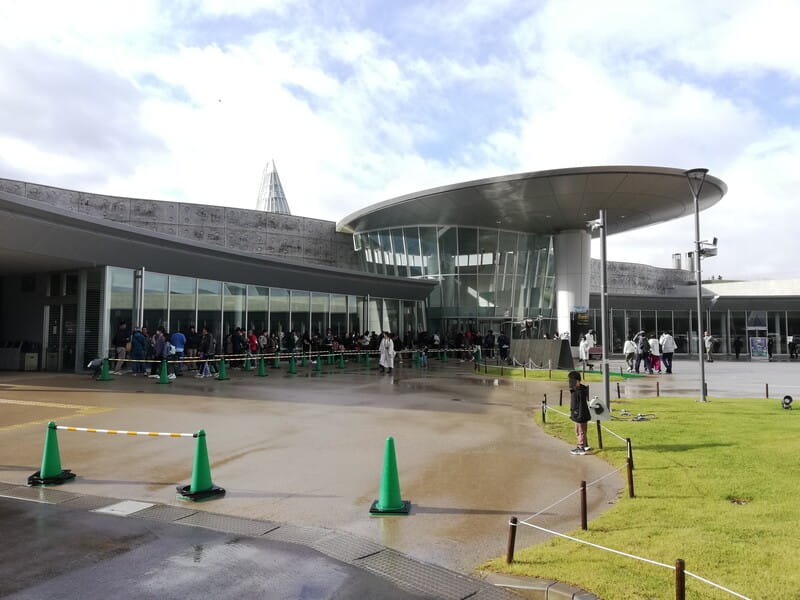 入館待ちの列(連休最終日 開館30分前)