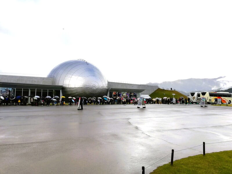 入館待ちの列(連休最終日 開館時間ちょうど)