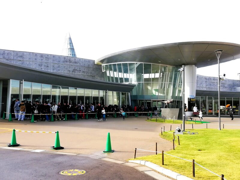 入館待ちの列(連休中日 開館30分前)