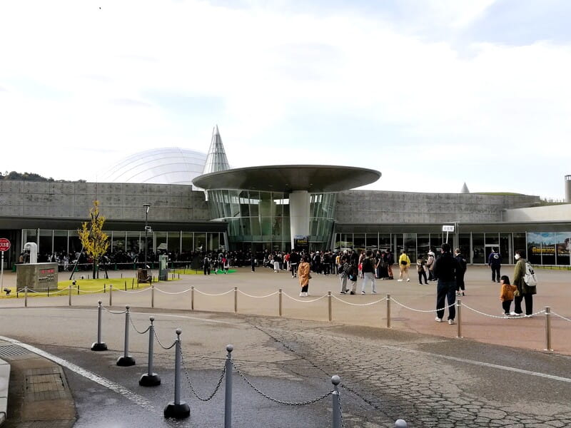 入館待ちの列(連休中日 開館15分前)