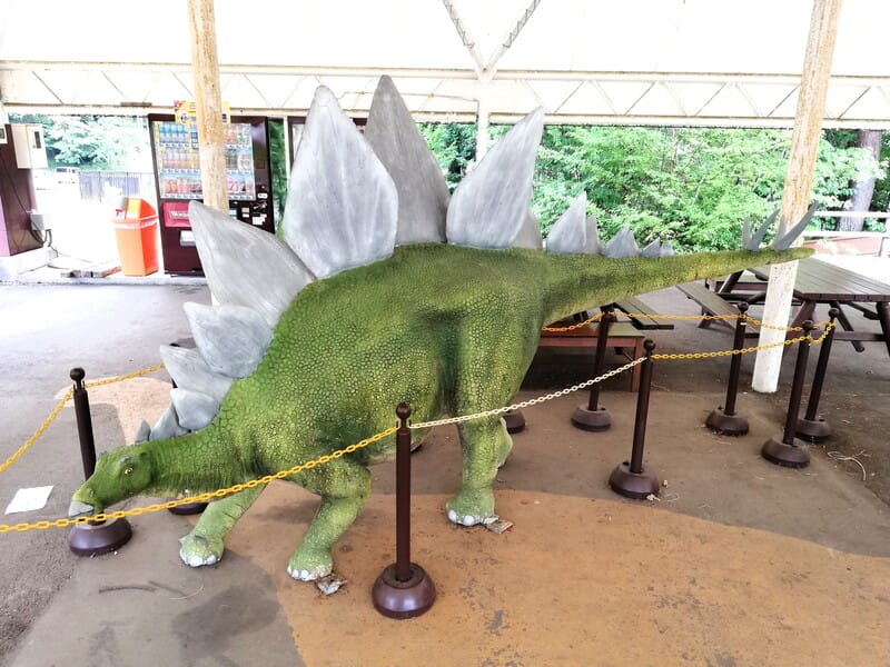 チャマゴン広場 ステゴサウルス休憩所