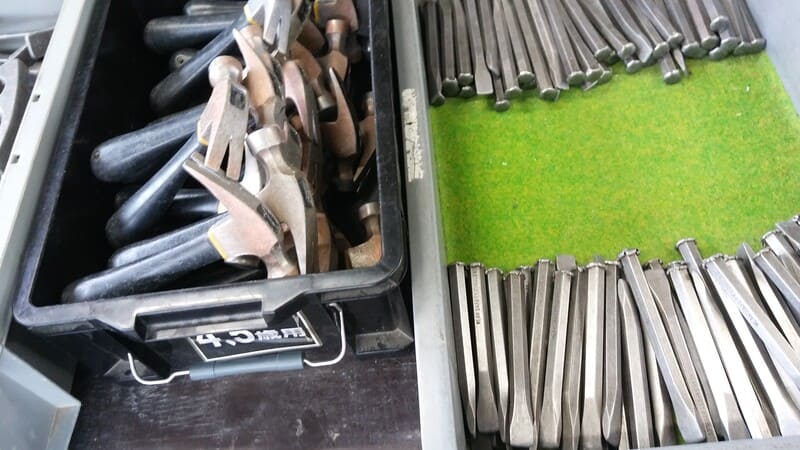 たがねと子ども用ハンマー