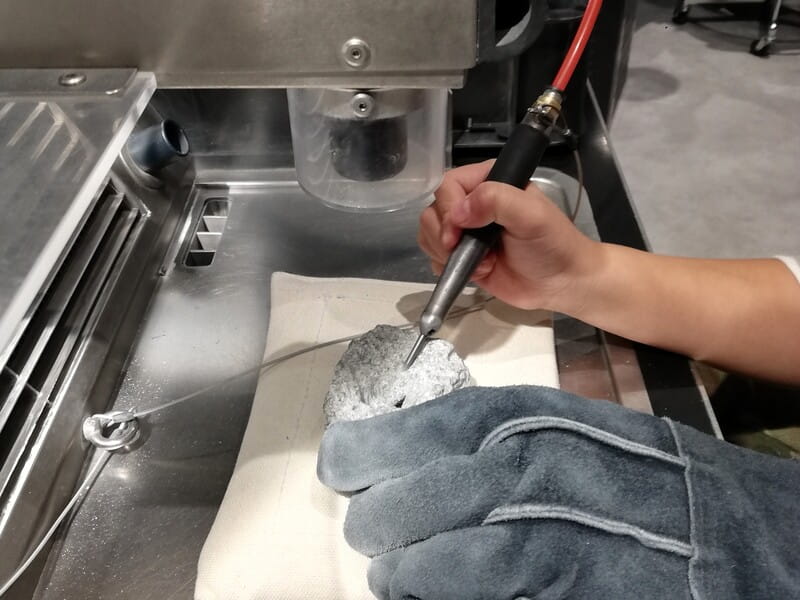 福井県立恐竜博物館　化石研究体験　化石クリーニング