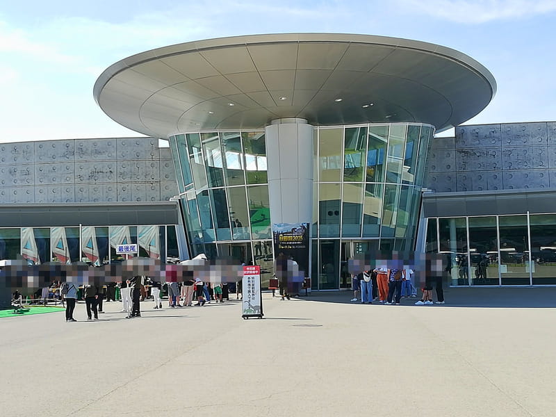 入館待ちの列(週末 10:00)