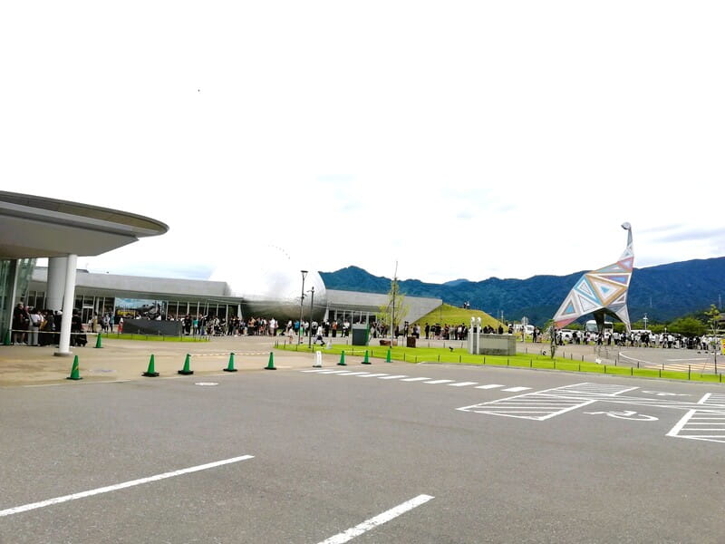 入館待ちの列(連休初日 開館3分前)