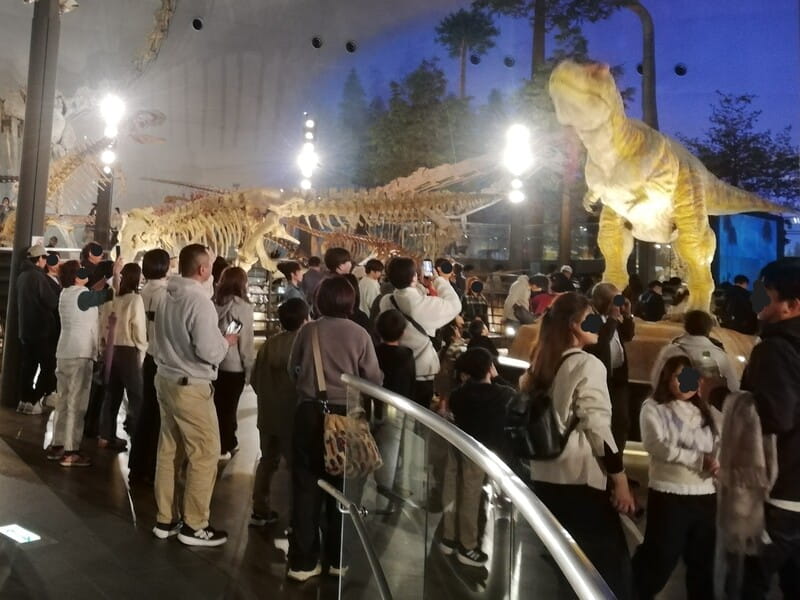 ティラノサウルスロボット前　混雑