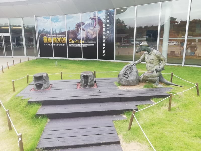 福井県立恐竜博物館　新館前　恐竜博士　フクイラプトル