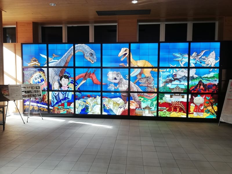 えちぜん鉄道　福井駅　ステンドグラス　ジュラシックえちぜん