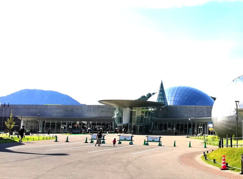 入館待ちの列(週末 開館30分前)