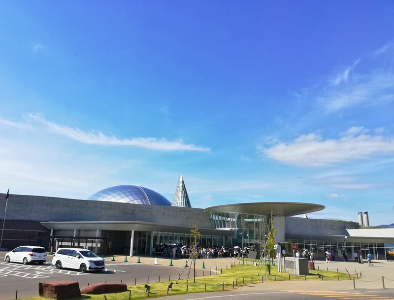 入館待ちの列(週末 開館直前)