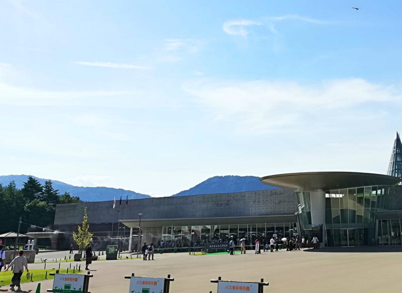 入館待ちの列(週末 開館10分後)