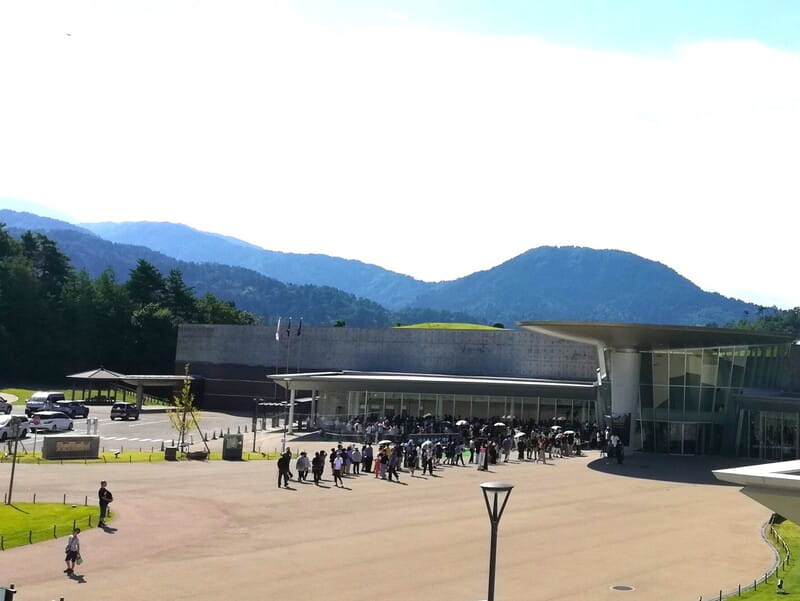 入館待ちの列(週末 開館3分後)