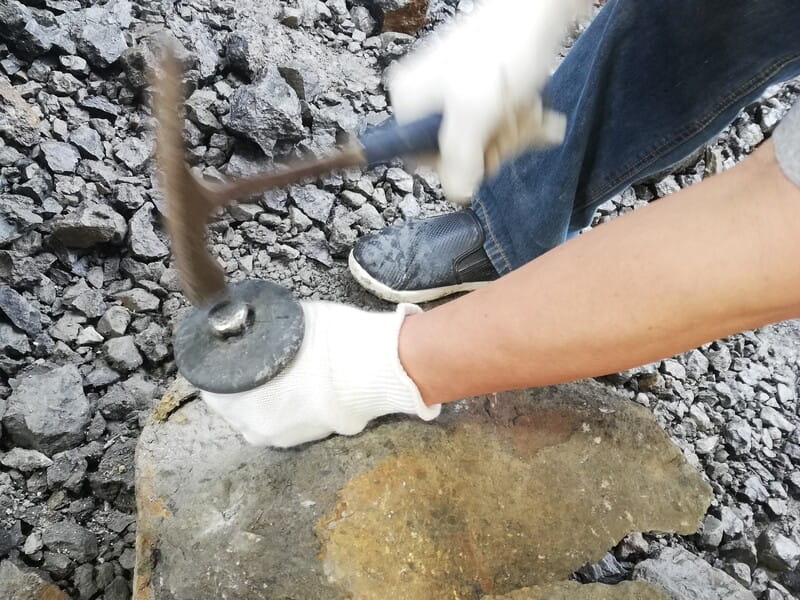 野外恐竜博物館　化石発掘体験　石割り
