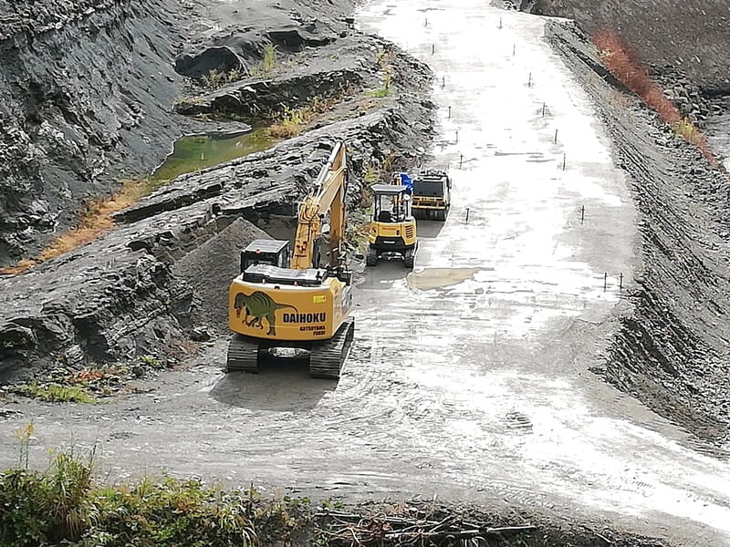 化石発掘現場　重機