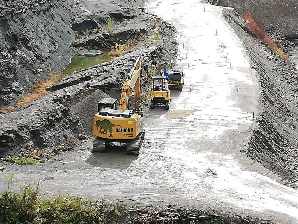 化石発掘現場の重機