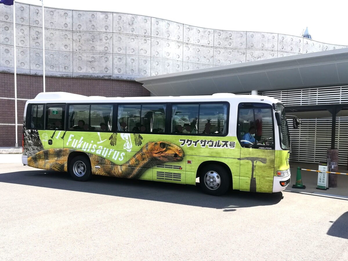 野外恐竜博物館専用バス　フクイサウルス号
