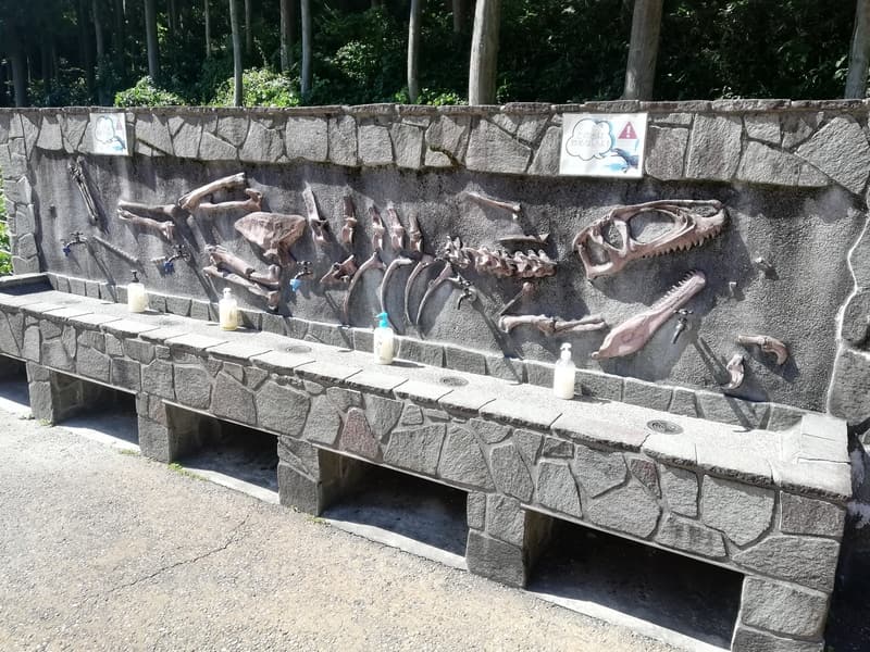 恐竜化石がついた手洗い場