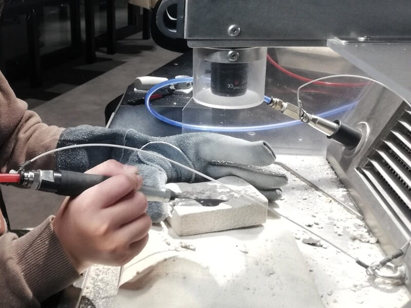 化石研究体験　化石クリーニング