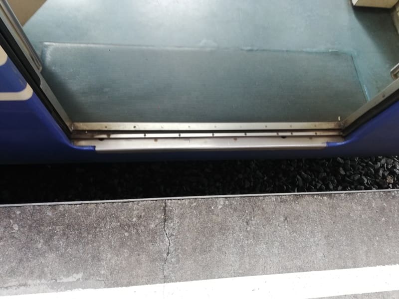 ホームと電車のすき間