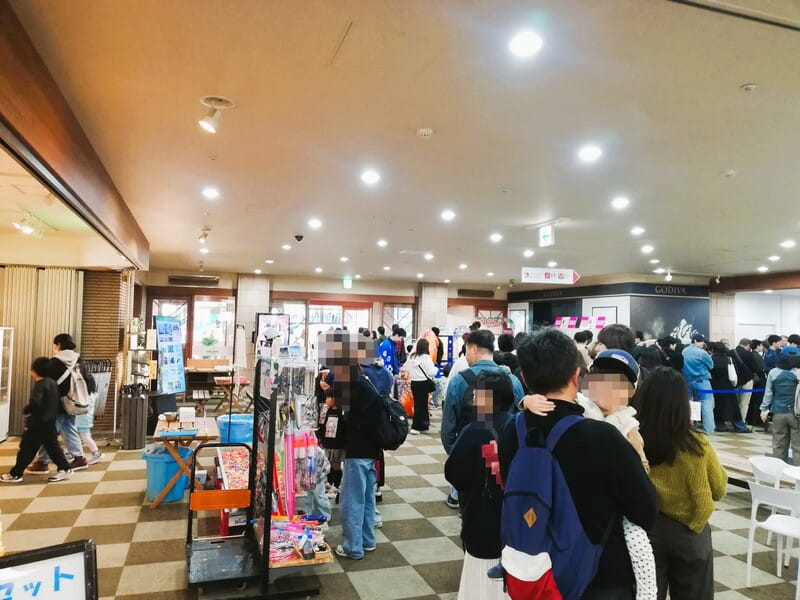 シャトルバス待ちの列