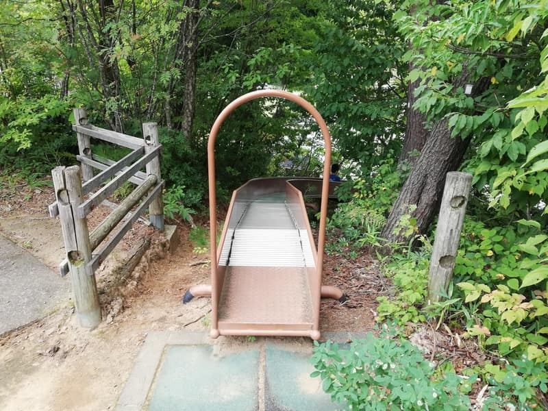 どきどき恐竜発掘ランドの駐車場へのローラー滑り台