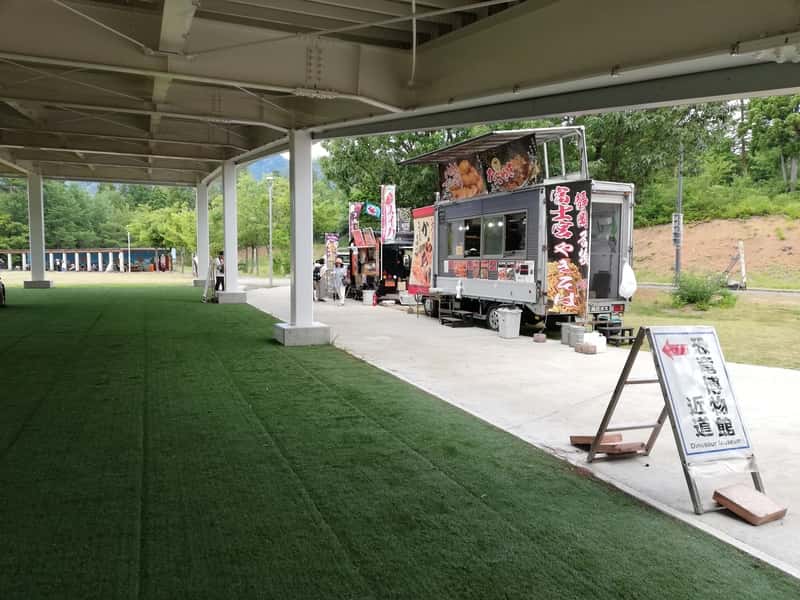 チャマゴン広場 屋根付き芝生エリア キッチンカー