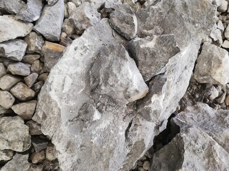 ハンマーで割った岩石