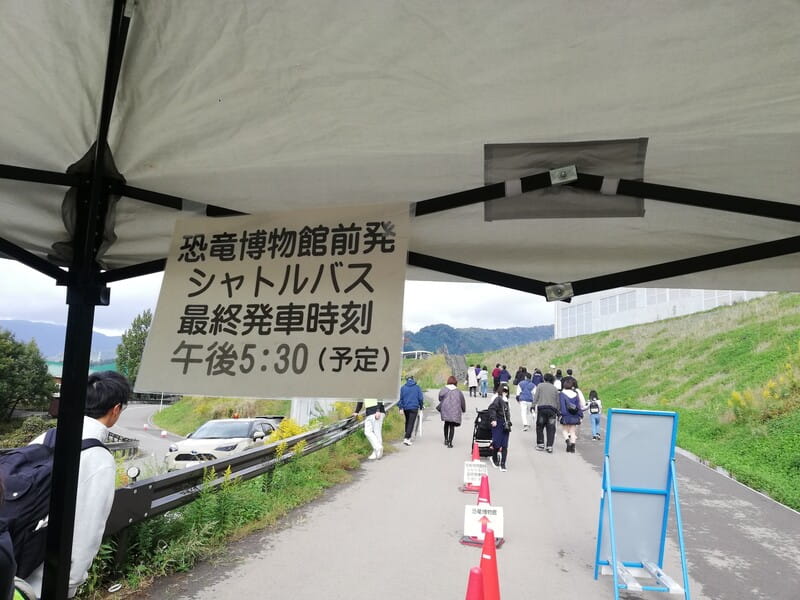 博物館側シャトルバスのバス停