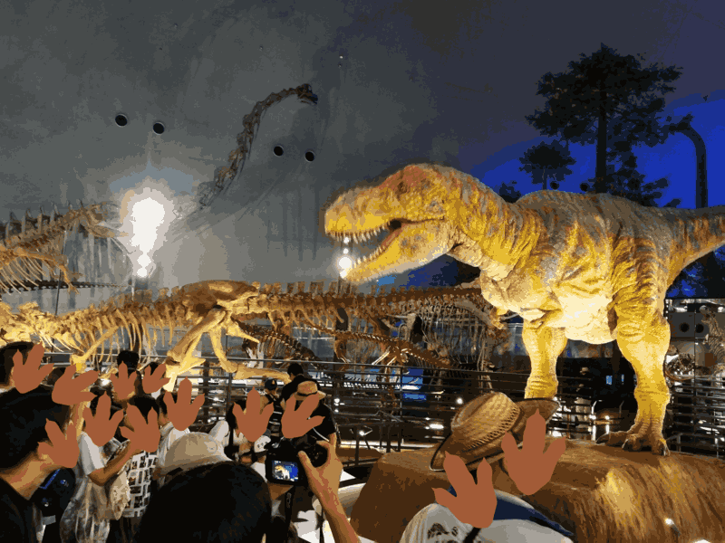 福井県立恐竜博物館　混雑するティラノロボット